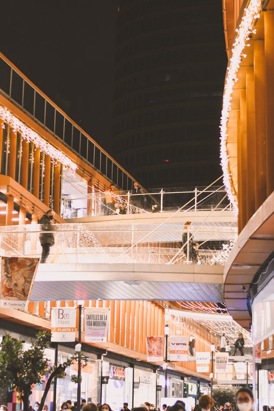 Torre Sevilla celebra el Black Friday con la iluminación de Navidad