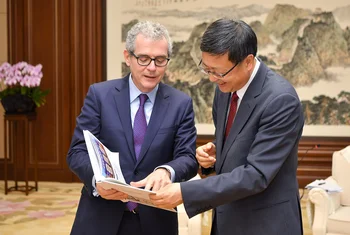 Pablo Isla se reúne con el alcalde de Pekín