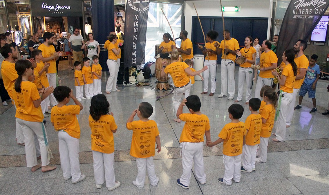 L'Aljub baila a ritmo de capoeira
