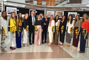 Nuevo Centro recoge fotos falleras