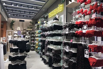 Tezenis amplía su tienda insignia en Barcelona