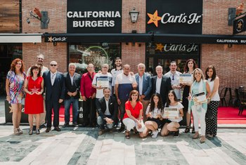 Carl's Jr. premia a las estrellas de sus comunidades
