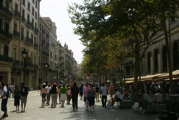 Las calles comerciales de Barcelona recobran el pulso