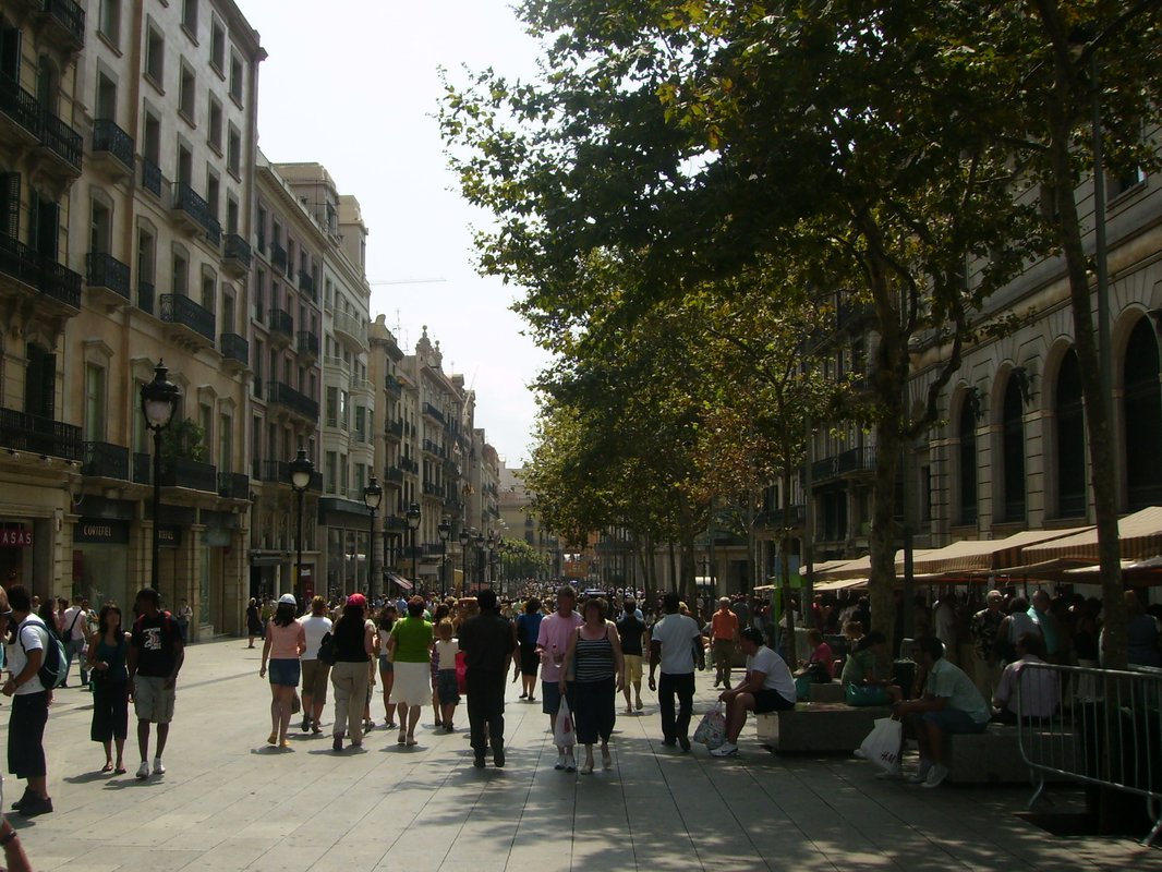 Las calles comerciales de Barcelona recobran el pulso
