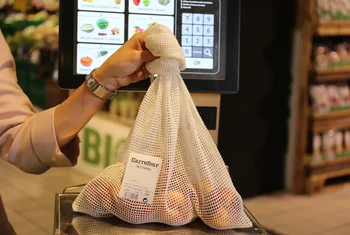 Carrefour propone una malla de algodón para reducir las bolsas de plástico en la frutería
