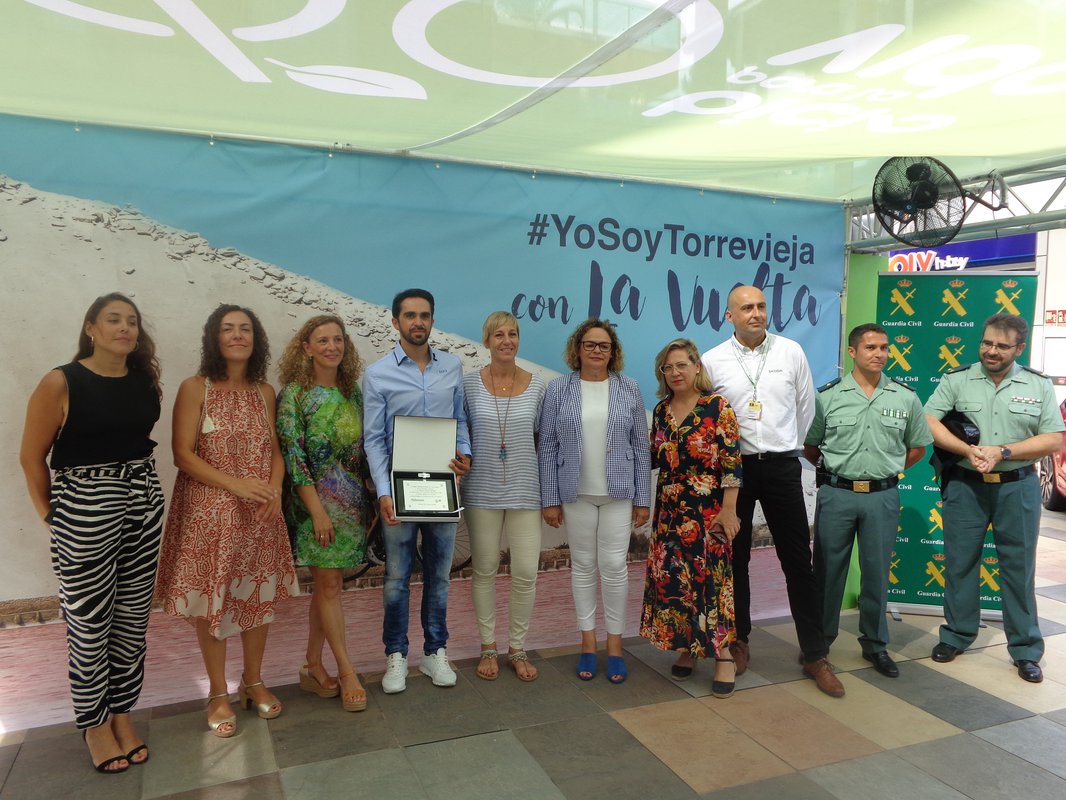 Alberto Contador recibe 120 bicis del centro comercial Habaneras