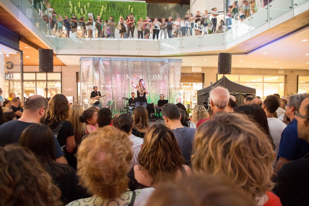 Gisela da un concierto en Finestrelles Shopping Centre