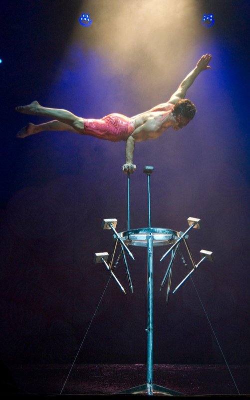 Ivo Stankov hace equilibrios en Ballonti