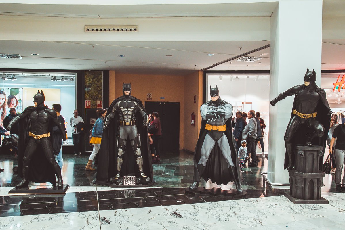 Batman celebra su cumpleaños en Metromar