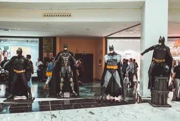 Batman celebra su cumpleaños en Metromar