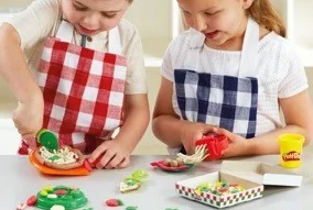 700 niños modelan su mundo con Play-Doh