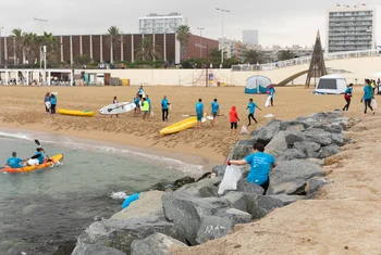200 voluntarios limpian el fondo marino de Barcelona