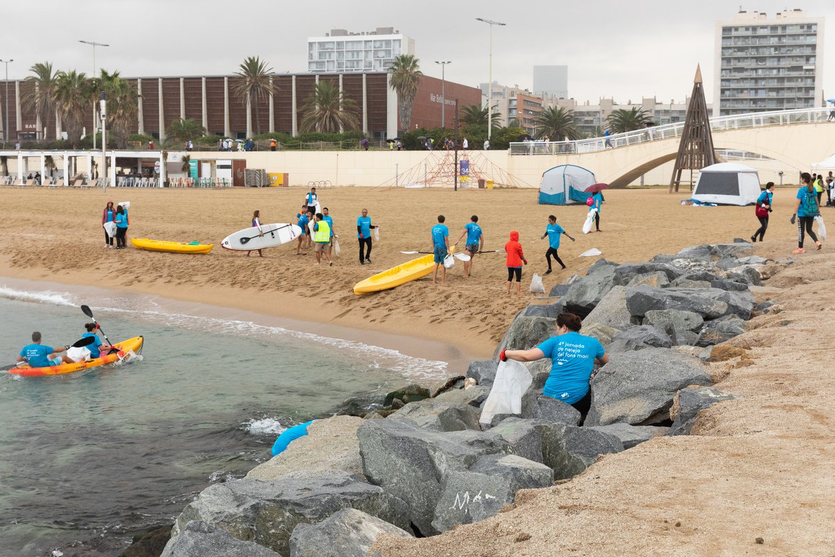 200 voluntarios limpian el fondo marino de Barcelona