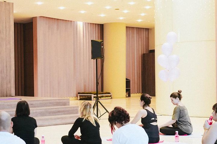 Yoga y Zumba contra el cáncer de mama en Torre Sevilla