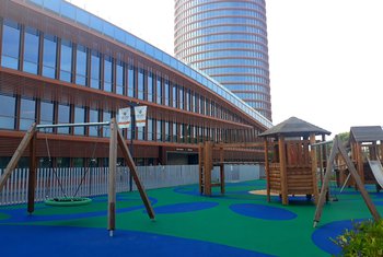 Torre Sevilla renueva su parque infantil