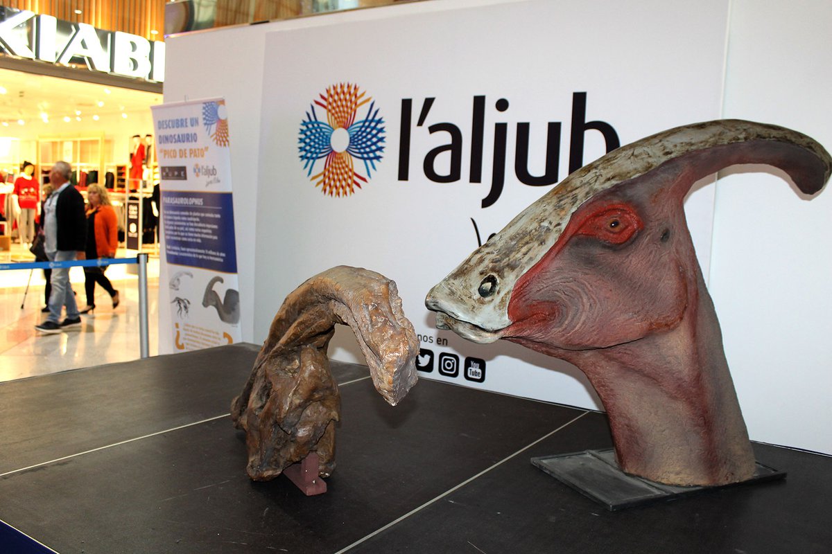 Un dinosaurio felicita al Museo Paleontológico por su cumpleaños en L'Aljub