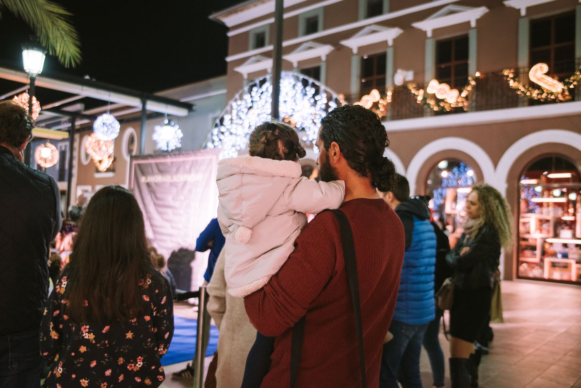 La Noria decora tres casitas con motivos navideños