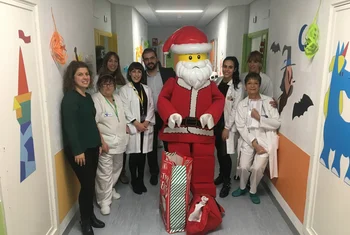 El Papa Noel de Lego visita el Hospital Clínico de Valladolid
