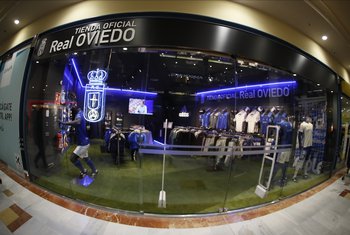 El Real Oviedo abre su tienda oficial en Los Prados