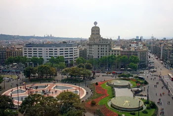 La Plaça Catalunya se transforma de la banca al retail