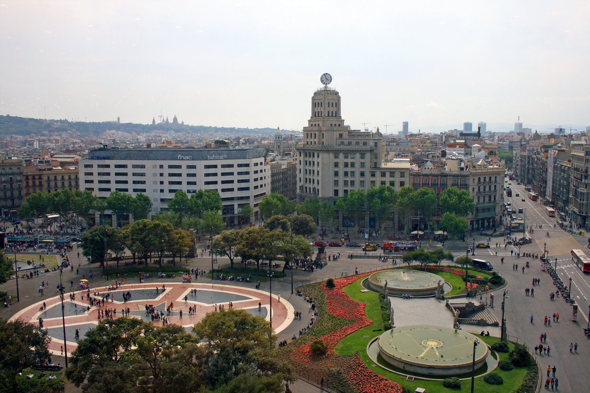 La Plaça Catalunya se transforma de la banca al retail