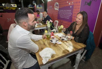 Metromar celebra la soltería organizando citas a ciegas
