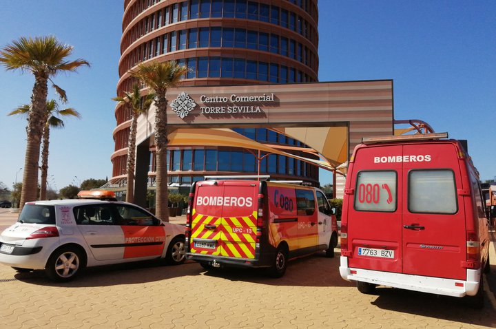 Torre Sevilla apoya el trabajo de los bomberos