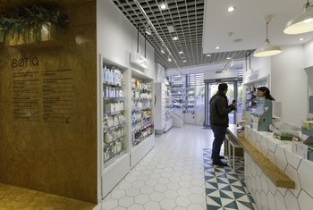 La farmacia Botiq de Torre Sevilla permite recoger los medicamentos desde el coche
