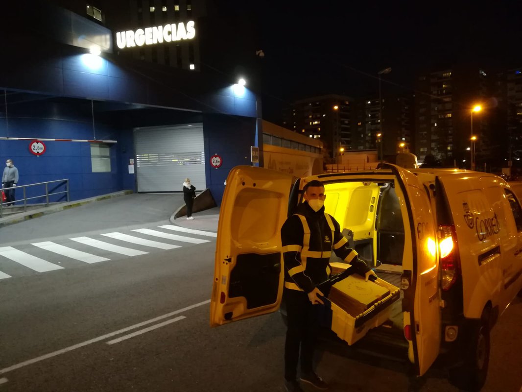 Correos lleva la comida y la cena al personal sanitario de Madrid