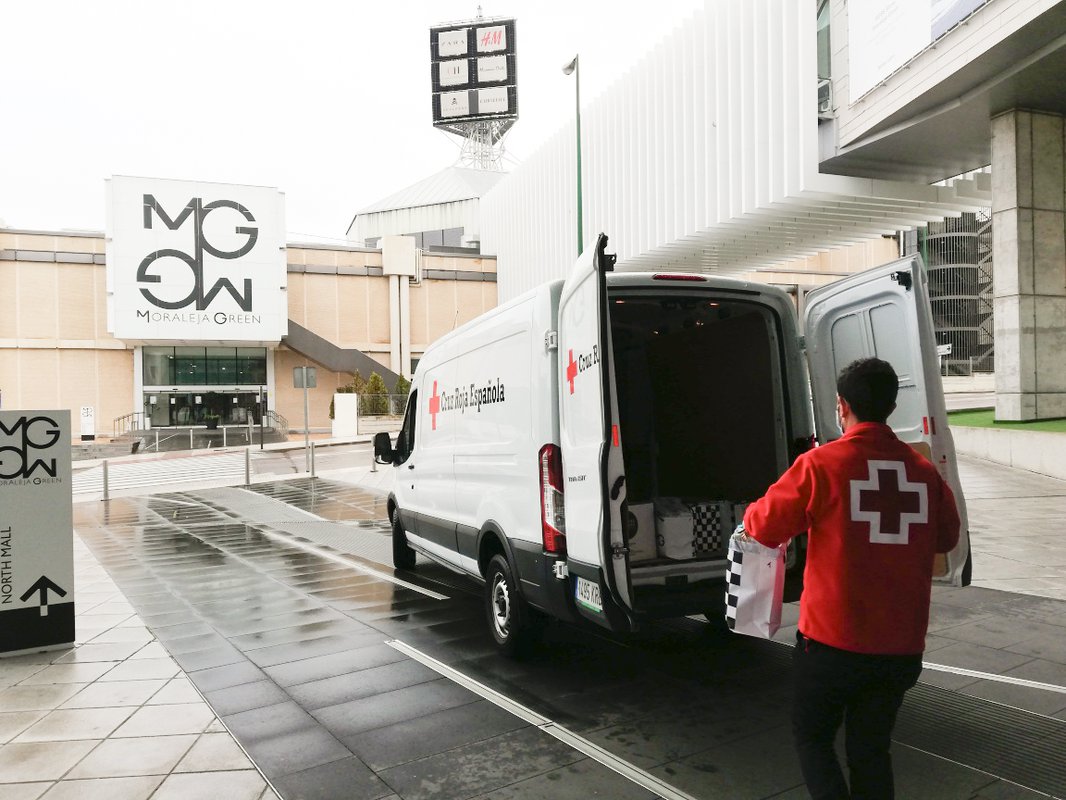 Moraleja Green dona productos por valor de 2.000 euros a Cruz Roja