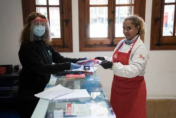 "Estamos con vosotros" dona mil máscaras de seguridad al Mercado Central de Valencia