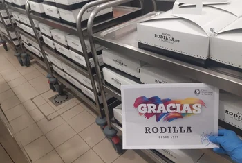 Rodilla entrega packs de sándwiches solidarios