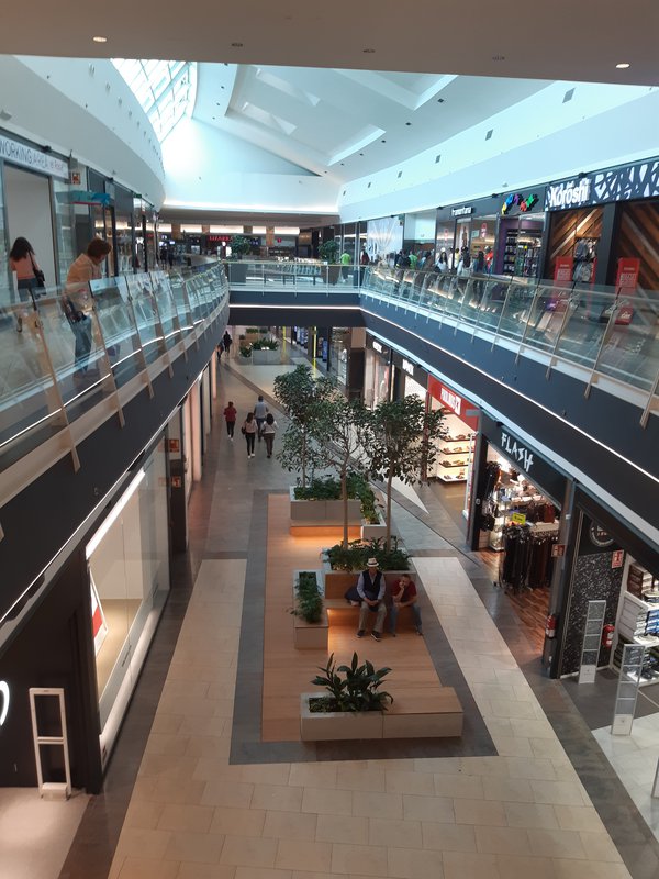 La mayoría de los centros comerciales de Lar España levantan la persiana