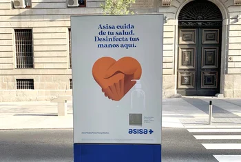 ASISA instala dispensadores de gel hidroalcohólico en la calle