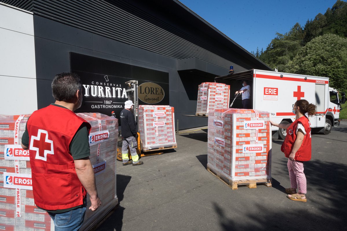 EROSKI dona tres toneladas de bonito en conserva a Cruz Roja