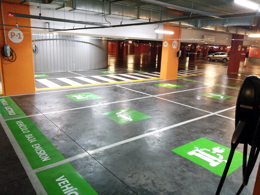 Torre Sevilla incorpora siete puntos de recarga para vehículos eléctricos