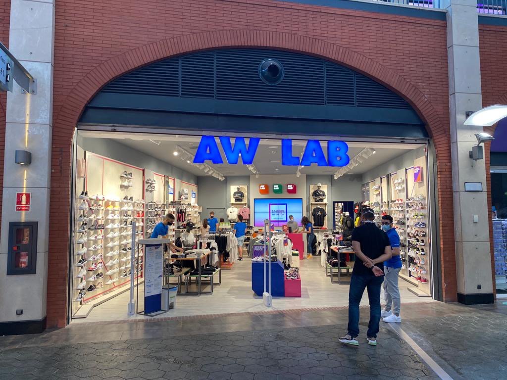 Espai Gironès dispone de una farmacia y una tienda de AW LAB