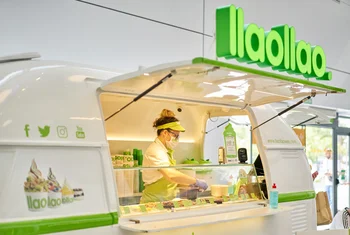 Larios Centro da la bienvenida al yogurt helado de Llaollao