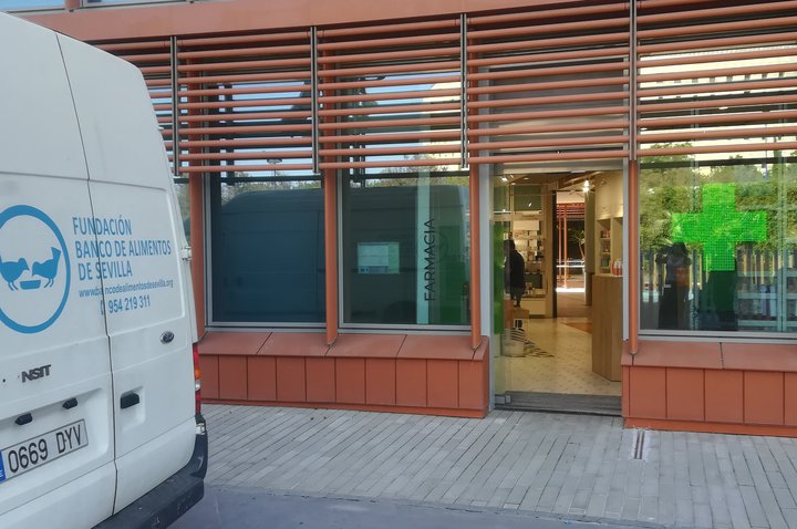 La farmacia de Torre Sevilla dona 1.000 kilos de alimentos