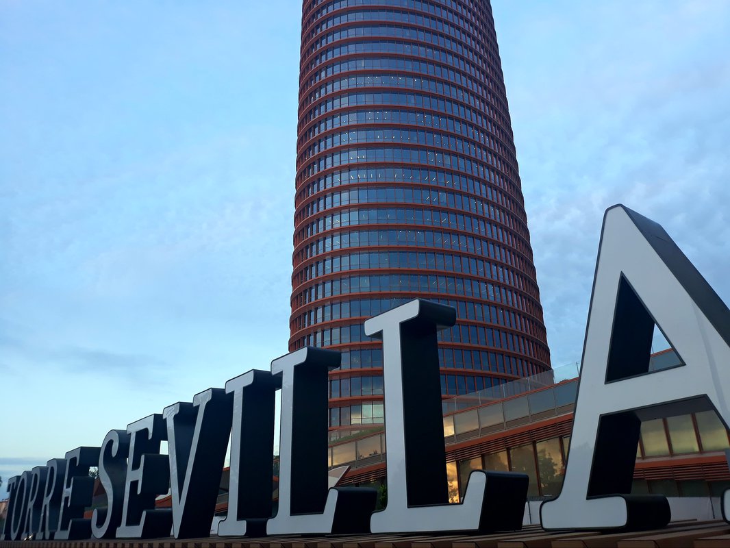 Torre Sevilla fomenta la movilidad sostenible con la exposición Ecomueve