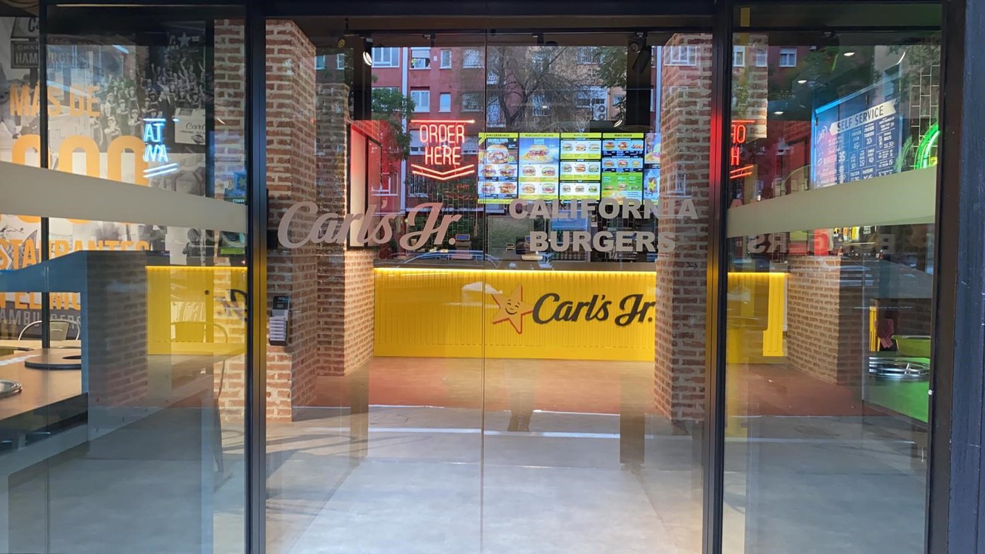 Carl's Jr. inaugura un establecimiento junto al Santiago Bernabeu
