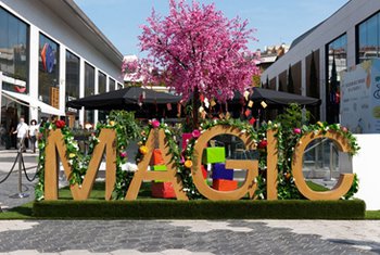Unibail-Rodamco-Westfield planta un árbol mágico que da premios