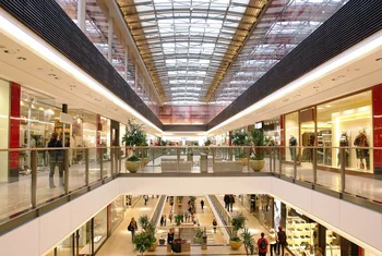La afluencia a los centros comerciales se mantiene un 20% por debajo de la de 2019