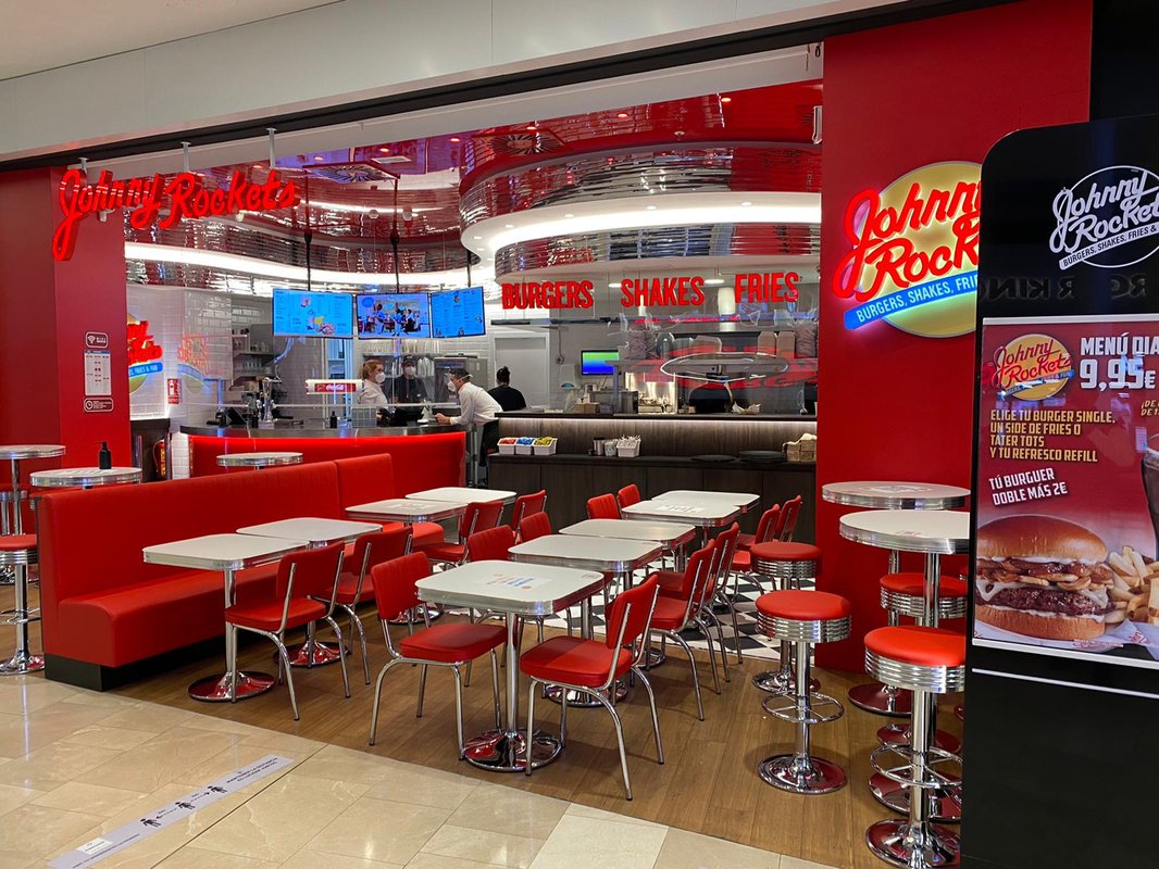 Johnny Rockets trae restauración y entretenimiento a Plenilunio