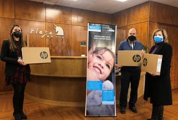 Plaza Mayor entrega tres ordenadores a Aldeas Infantiles SOS