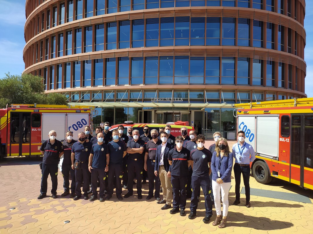 200 bomberos se forman en Torre Sevilla para situaciones de emergencia