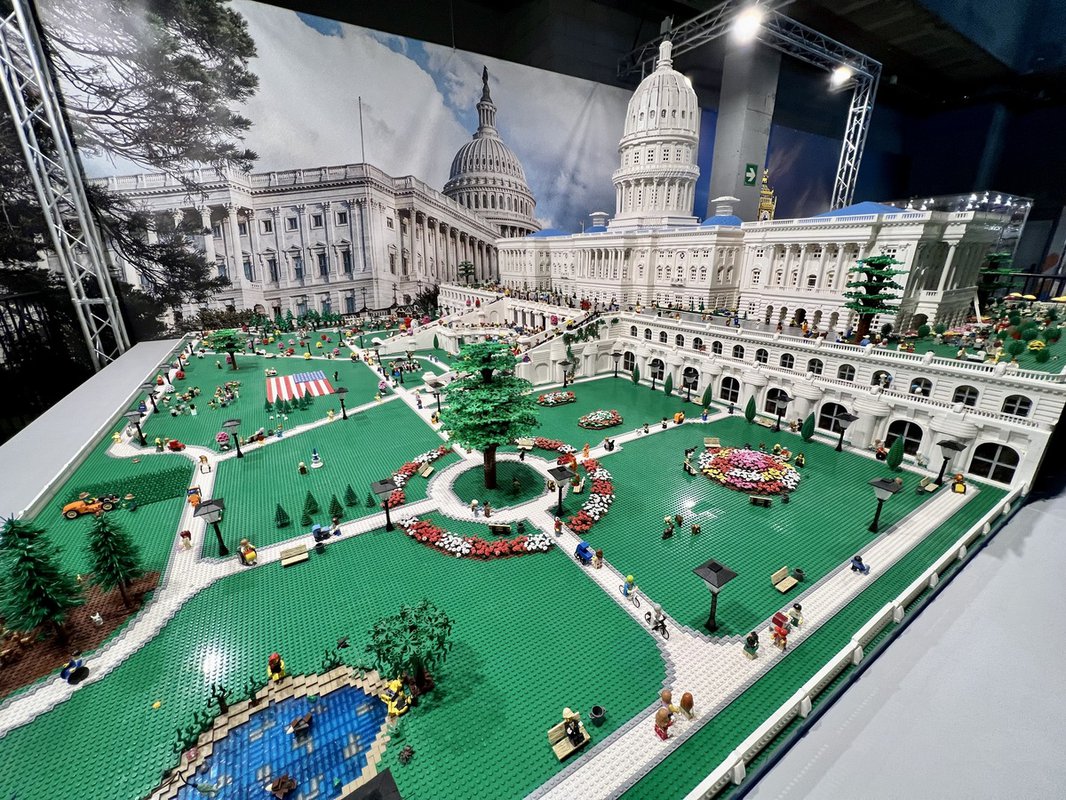 Llega a SOM Multiespai la exposición de piezas LEGO más grande de Europa