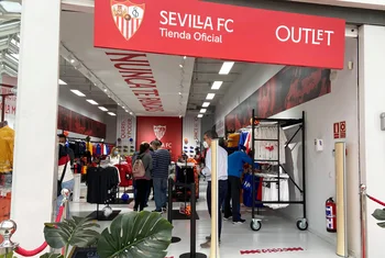 AireSur inaugura una tienda outlet del Sevilla FC