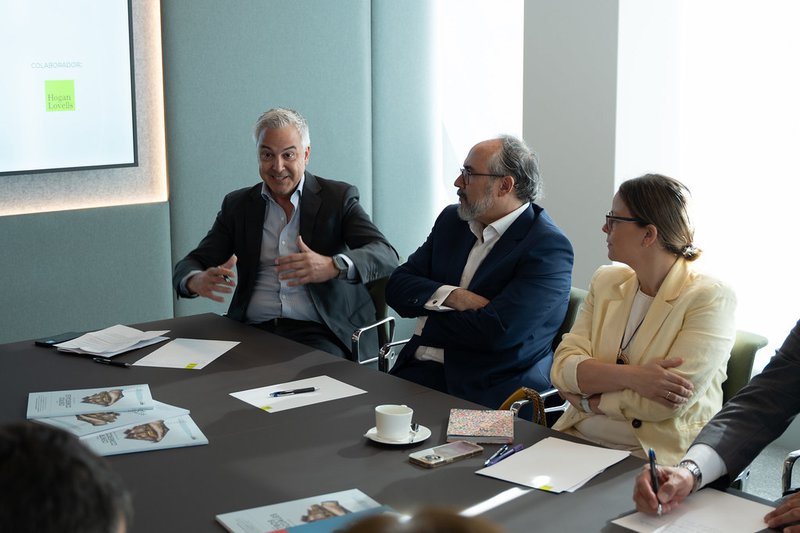 Alberto González durante la mesa de debate del desayuno editorial sobre el valor de la gestión de los centros comerciales.