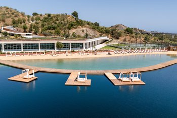 El Lago Club abre en Marbella con playa, restauración, deporte y bienestar